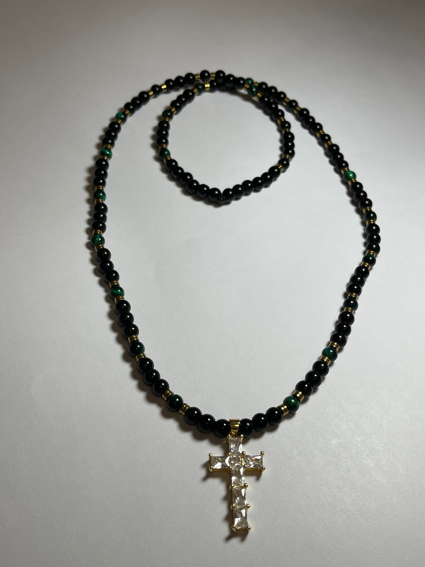 Collar ojo de tigre verde con hematita dorada y dije en baño de oro de 18k