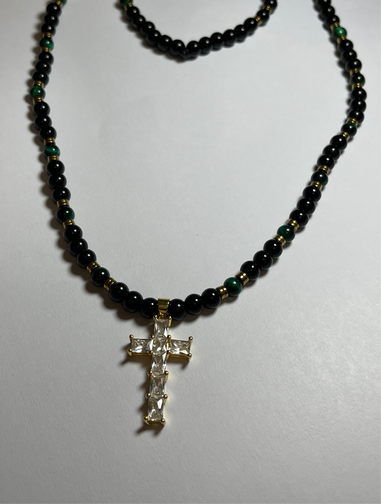Collar ojo de tigre verde con hematita dorada y dije en baño de oro de 18k