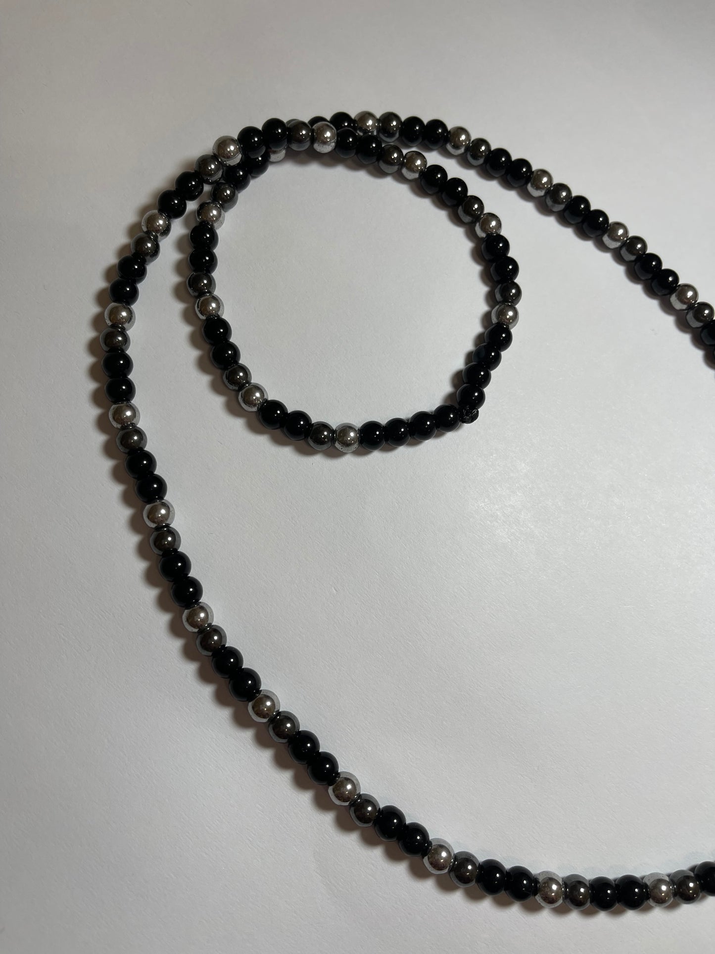 Collar de ónix y hematita plata con dije de cruz con zirconias