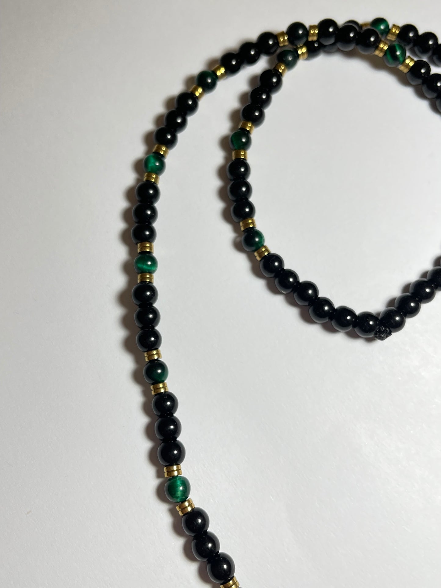 Collar ojo de tigre verde con hematita dorada y dije en baño de oro de 18k