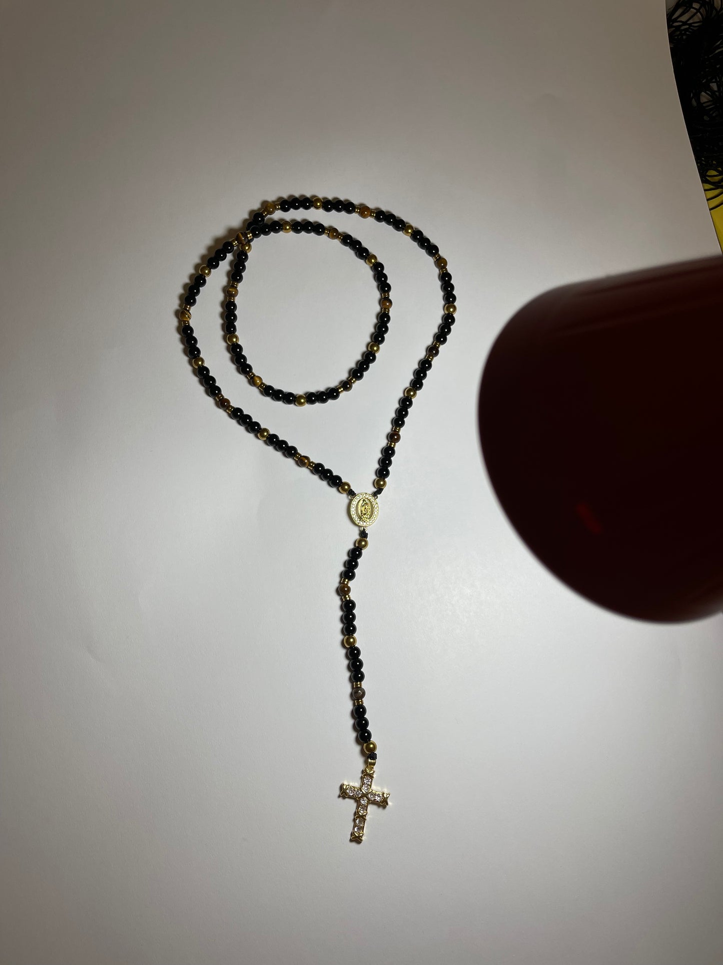 Rosario de ojo de tigre café con hematita dorada con dije de baño de oro 18k