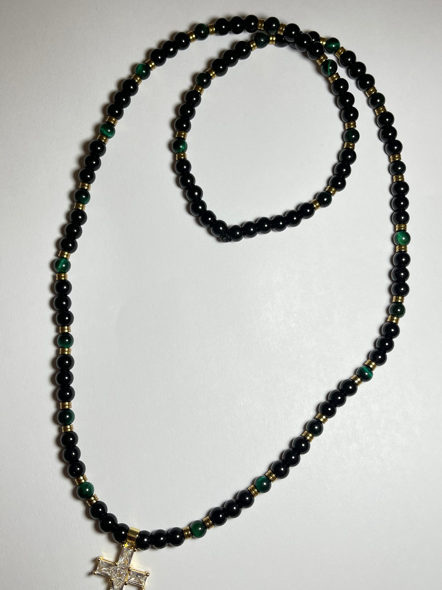 Collar ojo de tigre verde con hematita dorada y dije en baño de oro de 18k