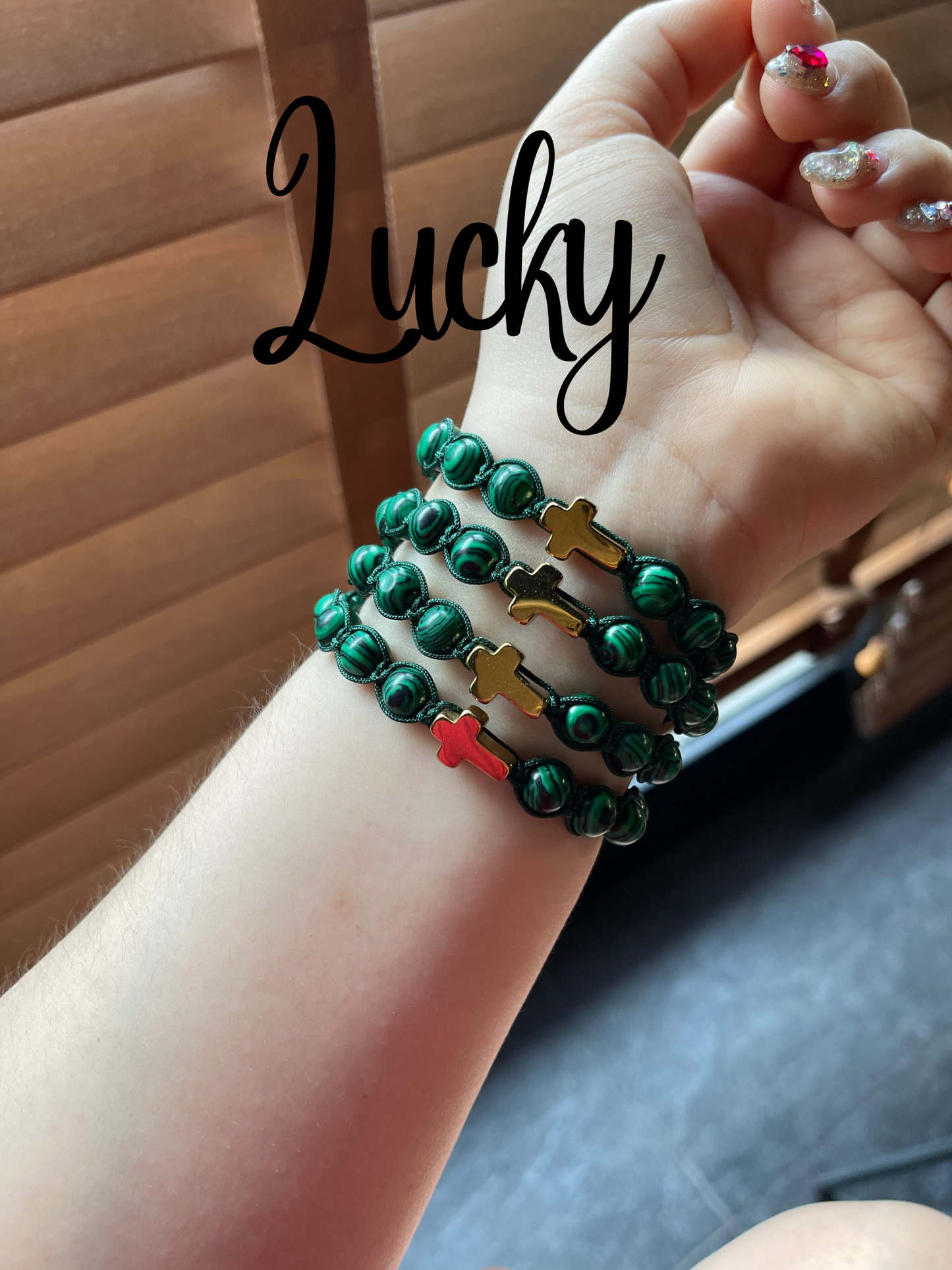 Pulseras tejidas de malaquita verde con dije de cruz en hematita dorada