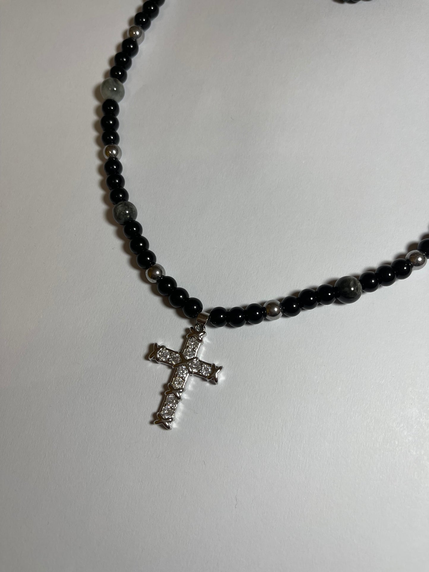 Collar de ónix, hematita plata y labradorita con dije de cruz con zirconias