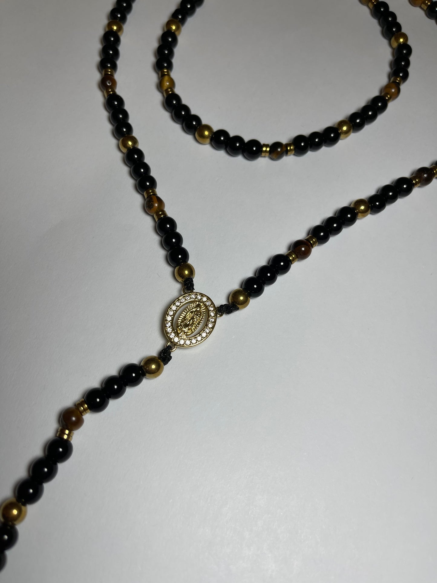 Rosario de ojo de tigre café con hematita dorada con dije de baño de oro 18k