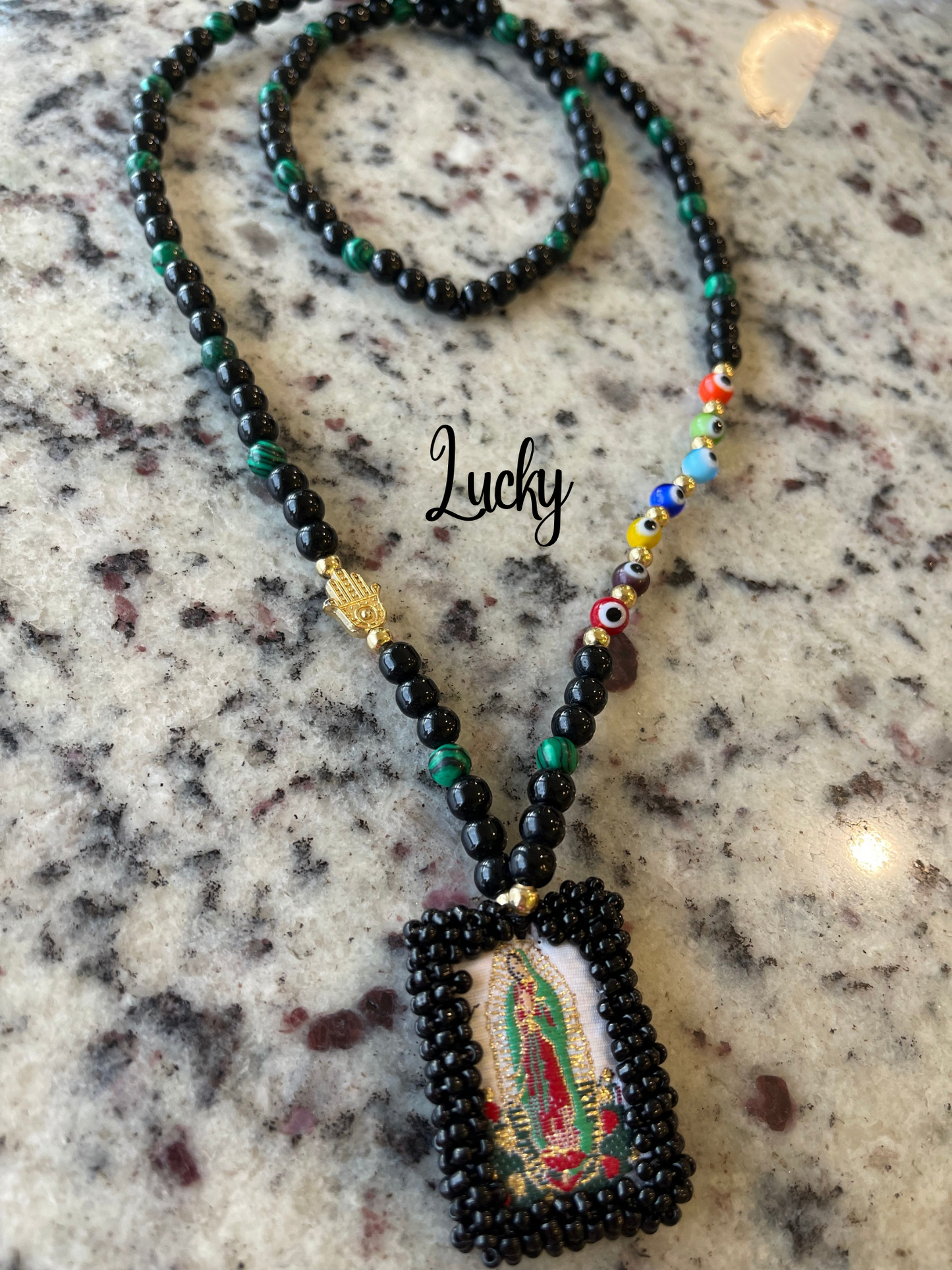 Collar escapulario Virgen de Guadalupe en ónix y malaquita verde con ojitos turcos