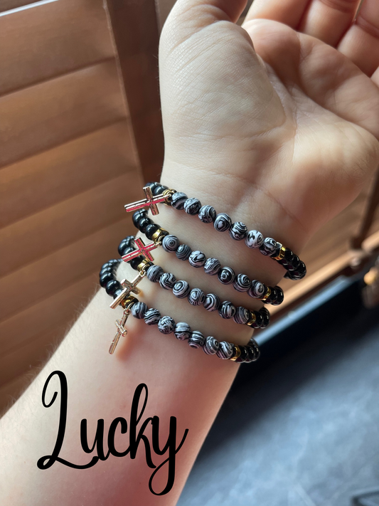 Pulseras de malaquita blanco con negro y dije de cruz