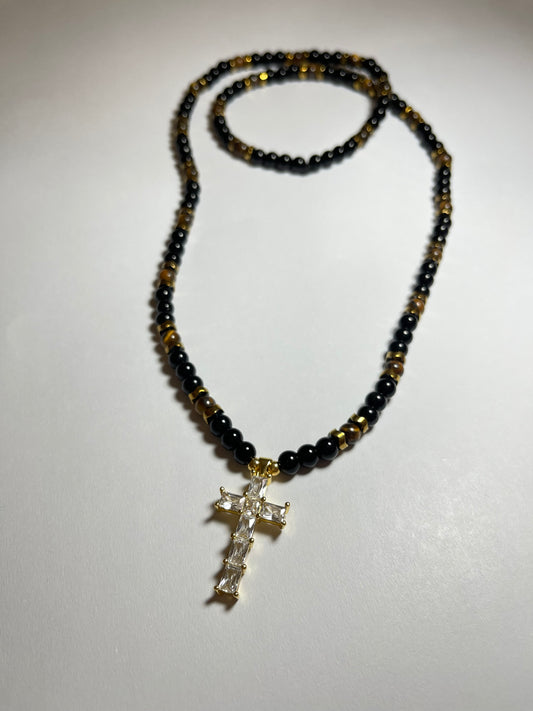 Collar de ojo de tigre y hematita con dije de cruz en baño de oro 18k
