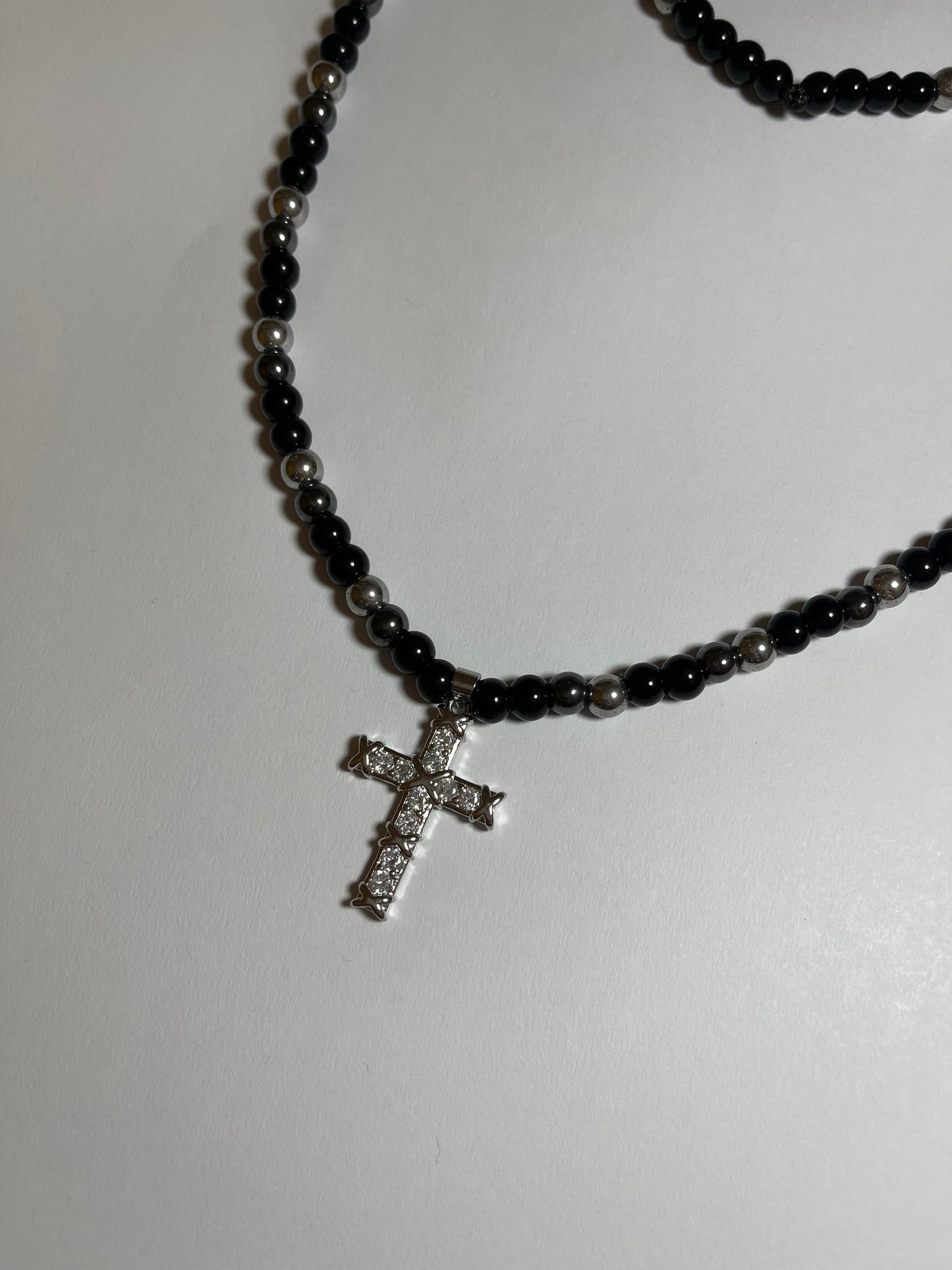 Collar de ónix y hematita plata con dije de cruz con zirconias