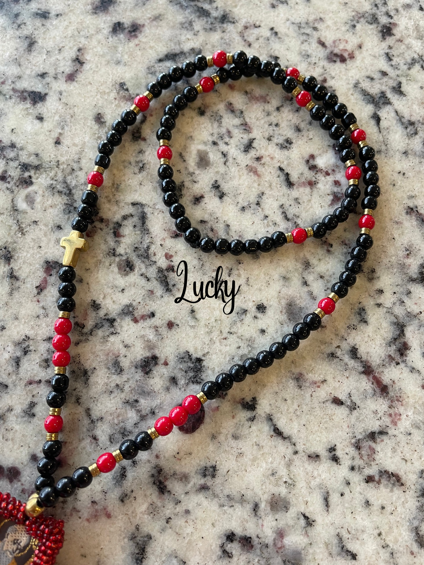 Collar escapulario San Benito en ónix negro y rojo