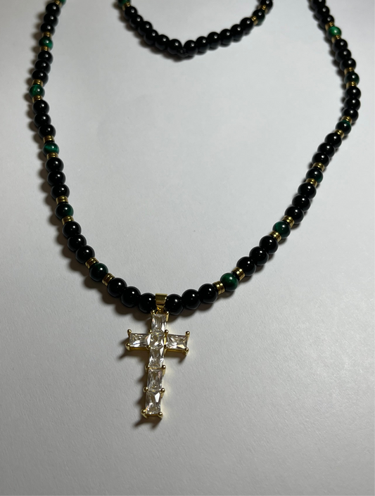 Collar ojo de tigre verde con hematita dorada y dije en baño de oro de 18k