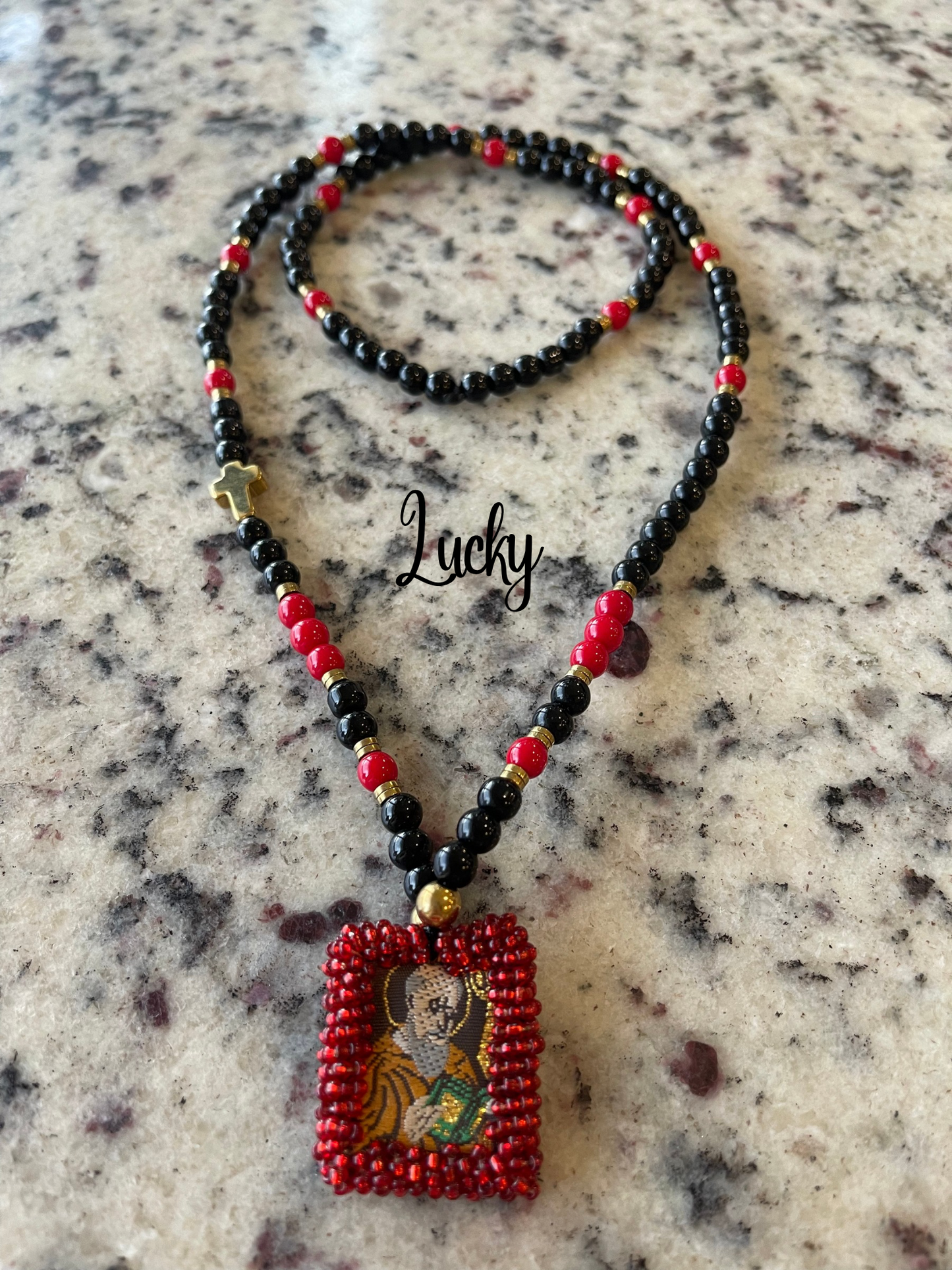 Collar escapulario San Benito en ónix negro y rojo