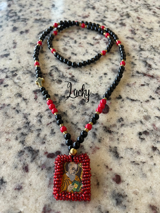 Collar escapulario San Benito en ónix negro y rojo