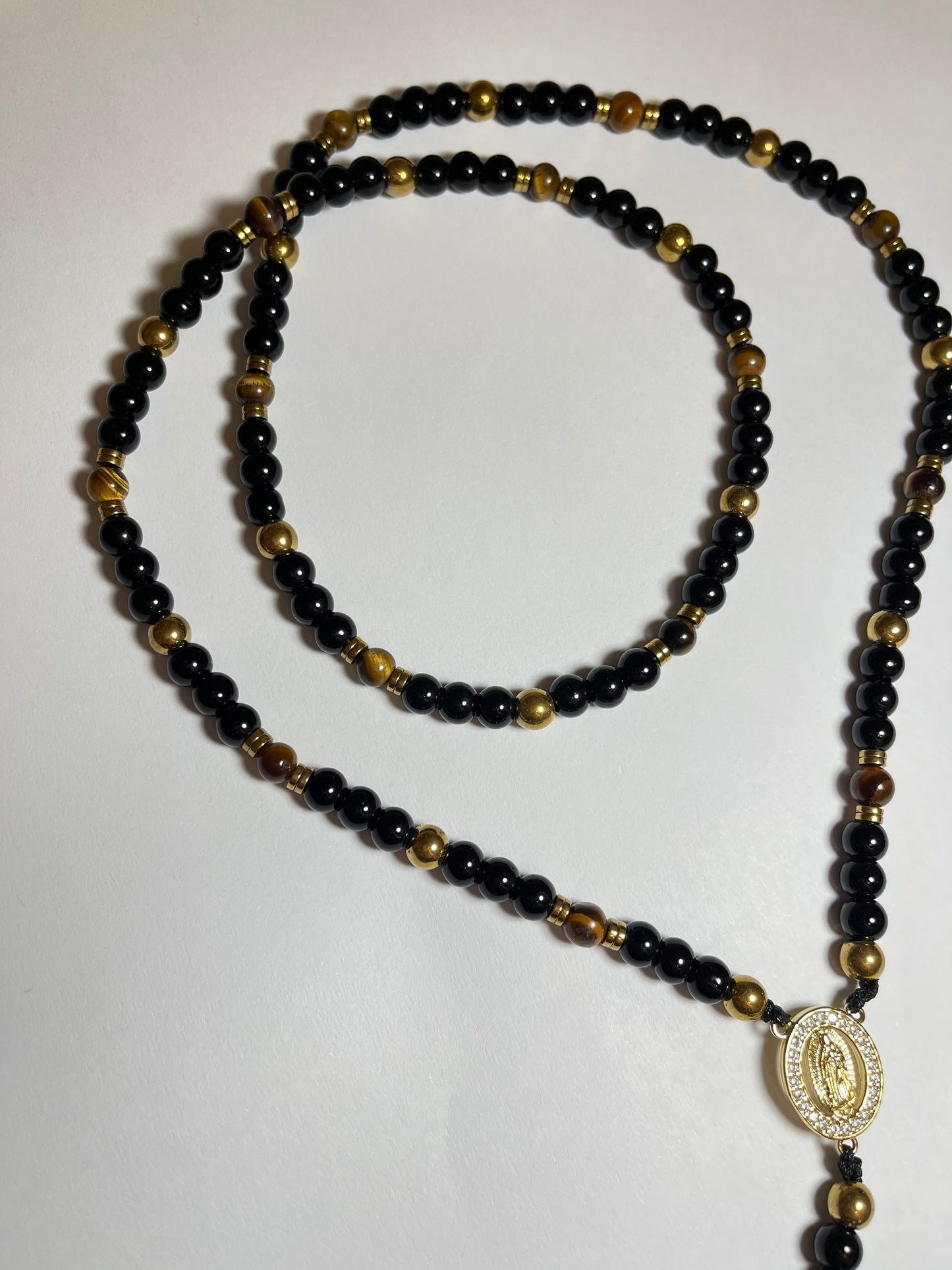 Rosario de ojo de tigre café con hematita dorada con dije de baño de oro 18k