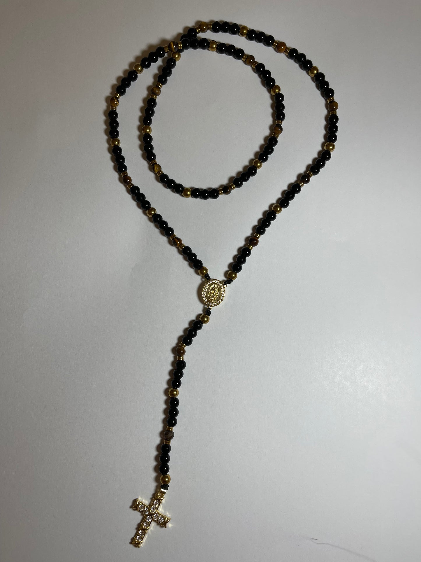 Rosario de ojo de tigre café con hematita dorada con dije de baño de oro 18k