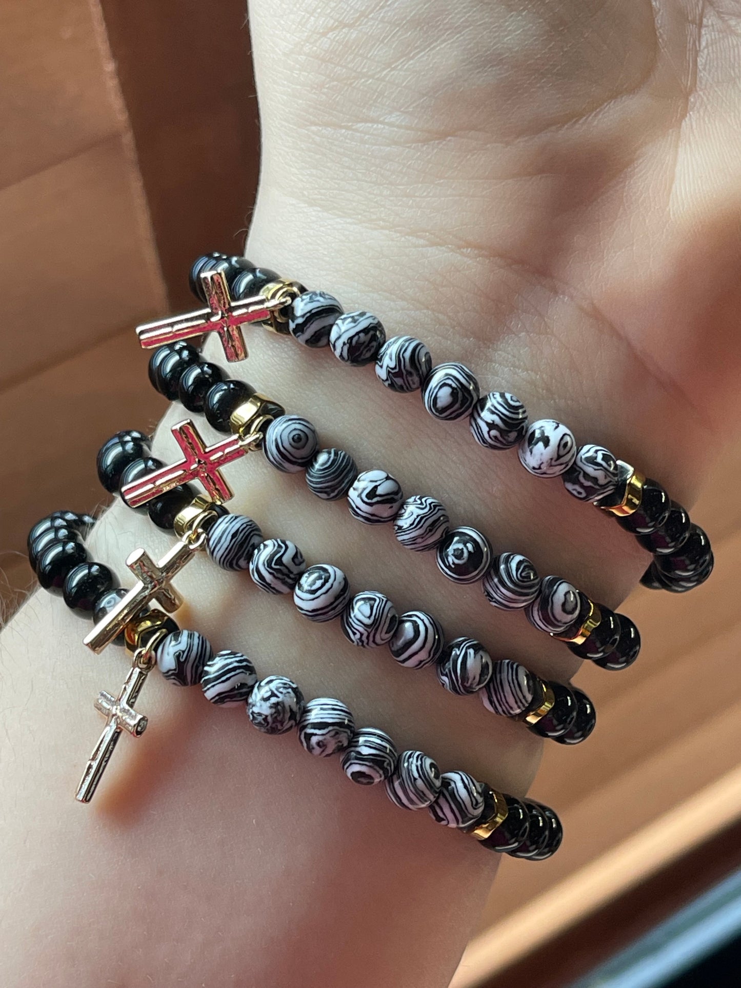 Pulseras de malaquita blanco con negro y dije de cruz