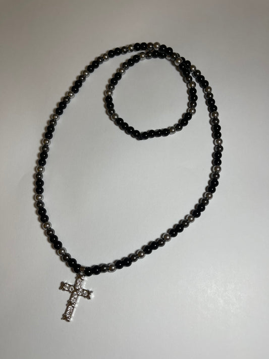 Collar de ónix y hematita plata con dije de cruz con zirconias
