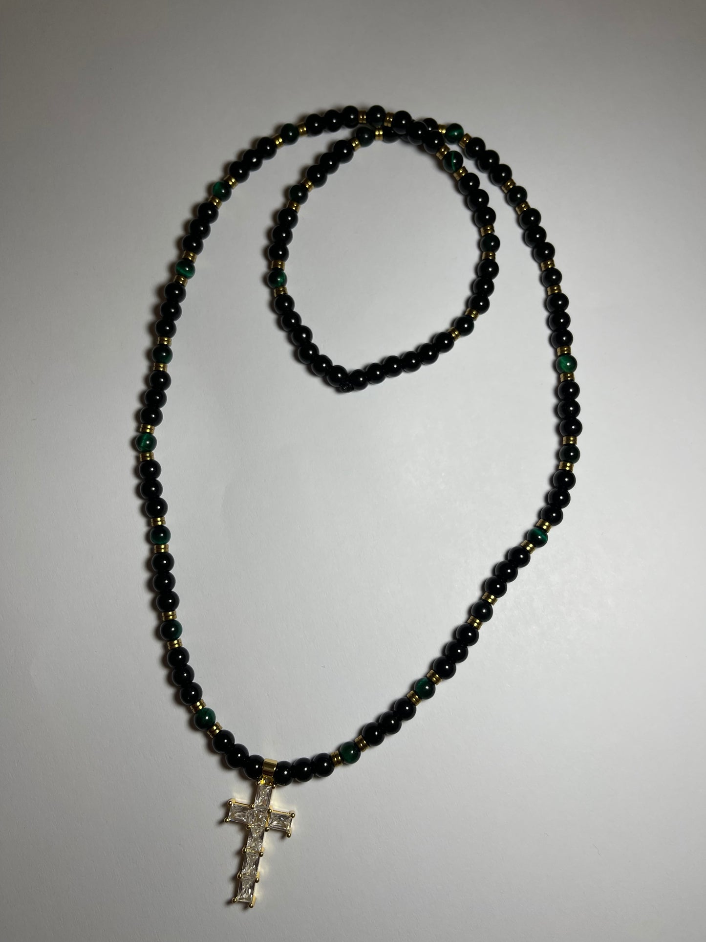 Collar ojo de tigre verde con hematita dorada y dije en baño de oro de 18k