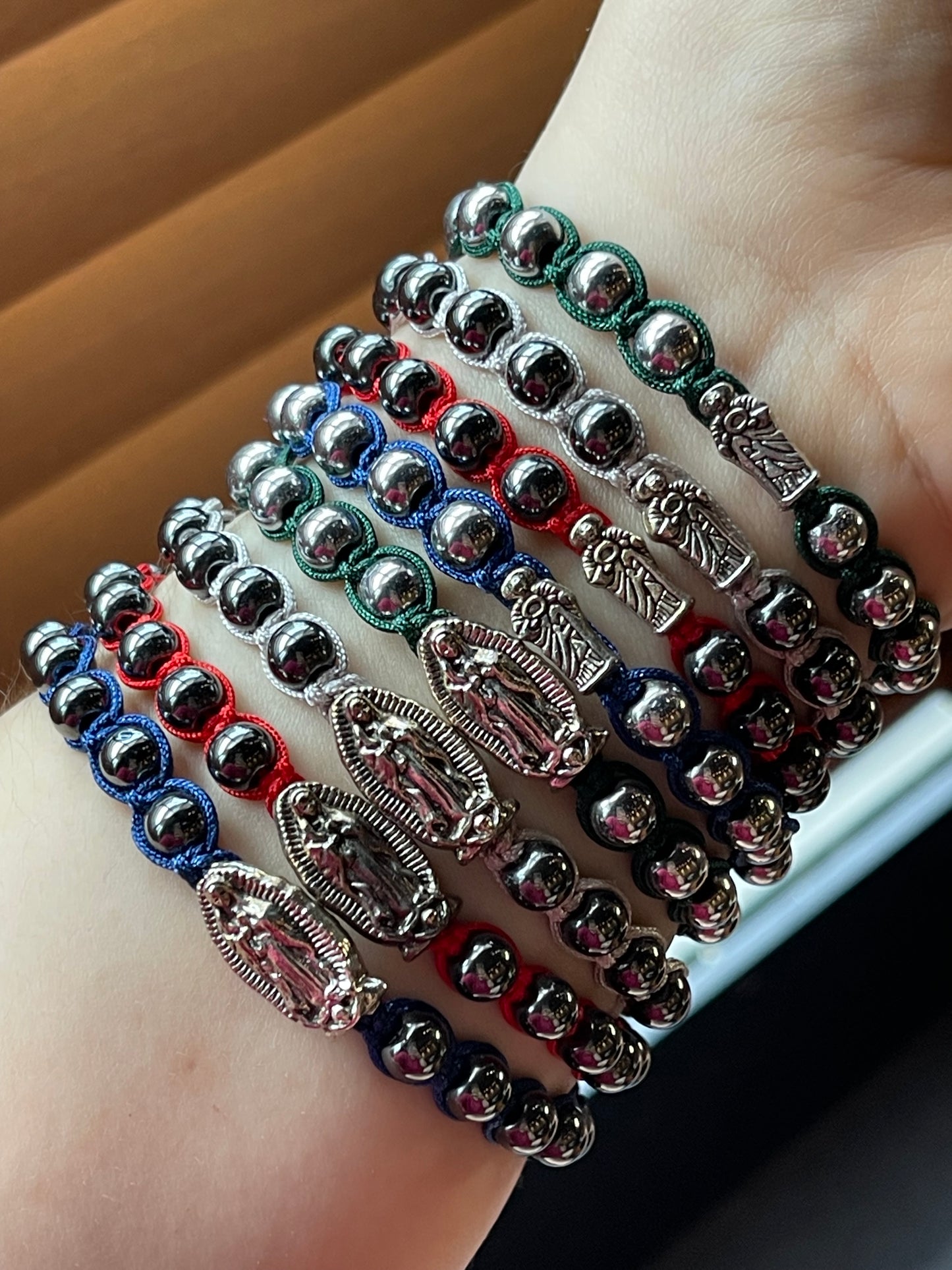 Pulseras tejidas de hematita plata con dijes