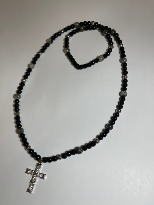 Collar de ónix, hematita plata y labradorita con dije de cruz con zirconias