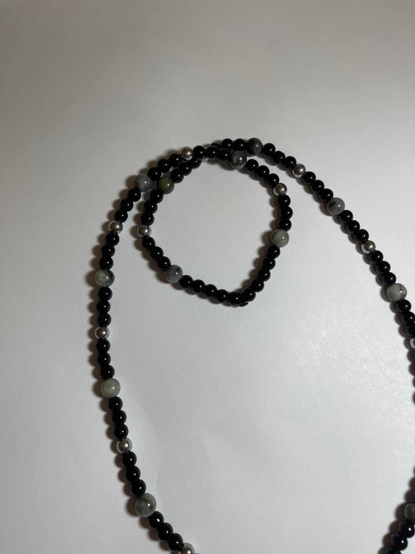 Collar de ónix, hematita plata y labradorita con dije de cruz con zirconias