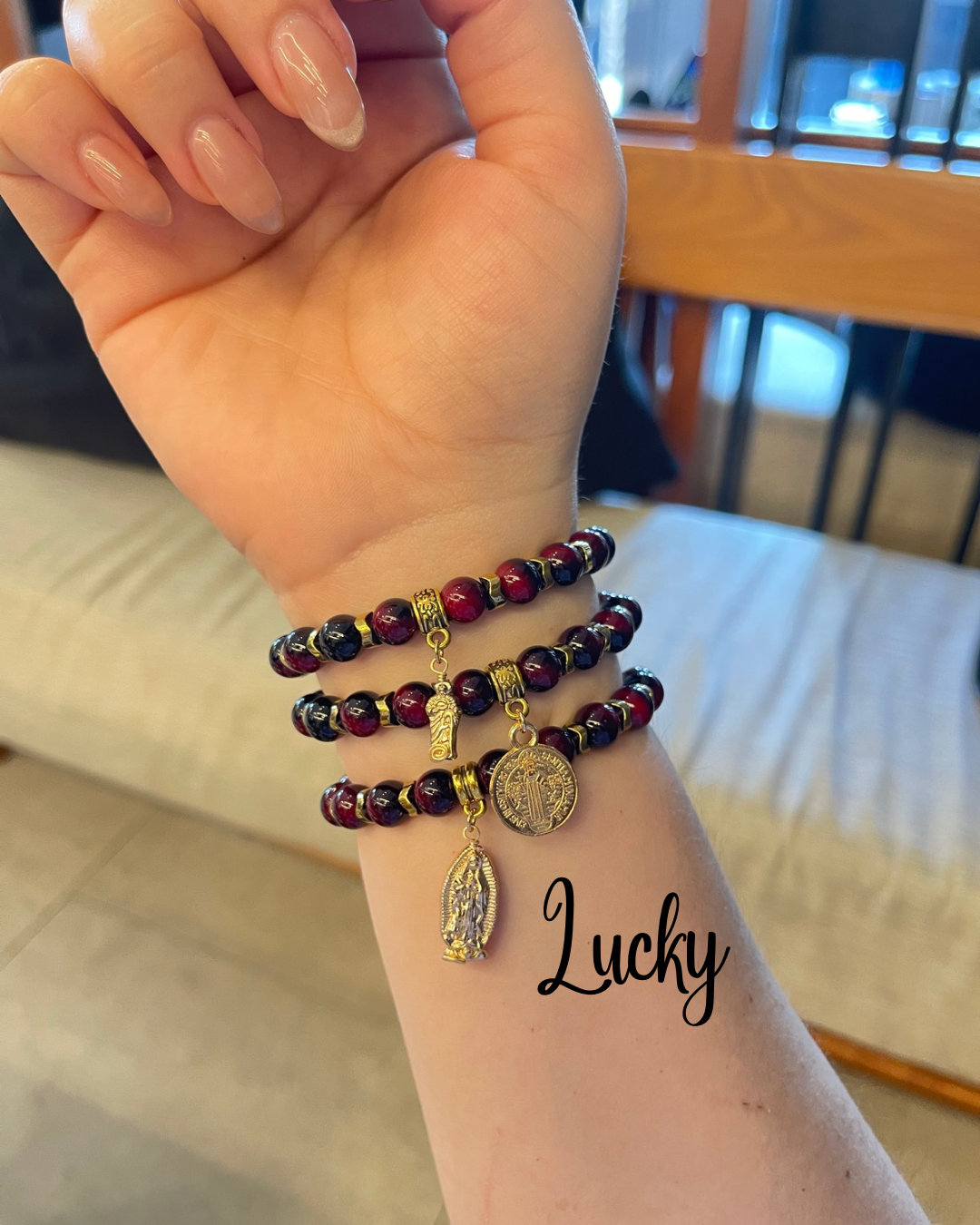 Pulseras negro/ rojo con dijes