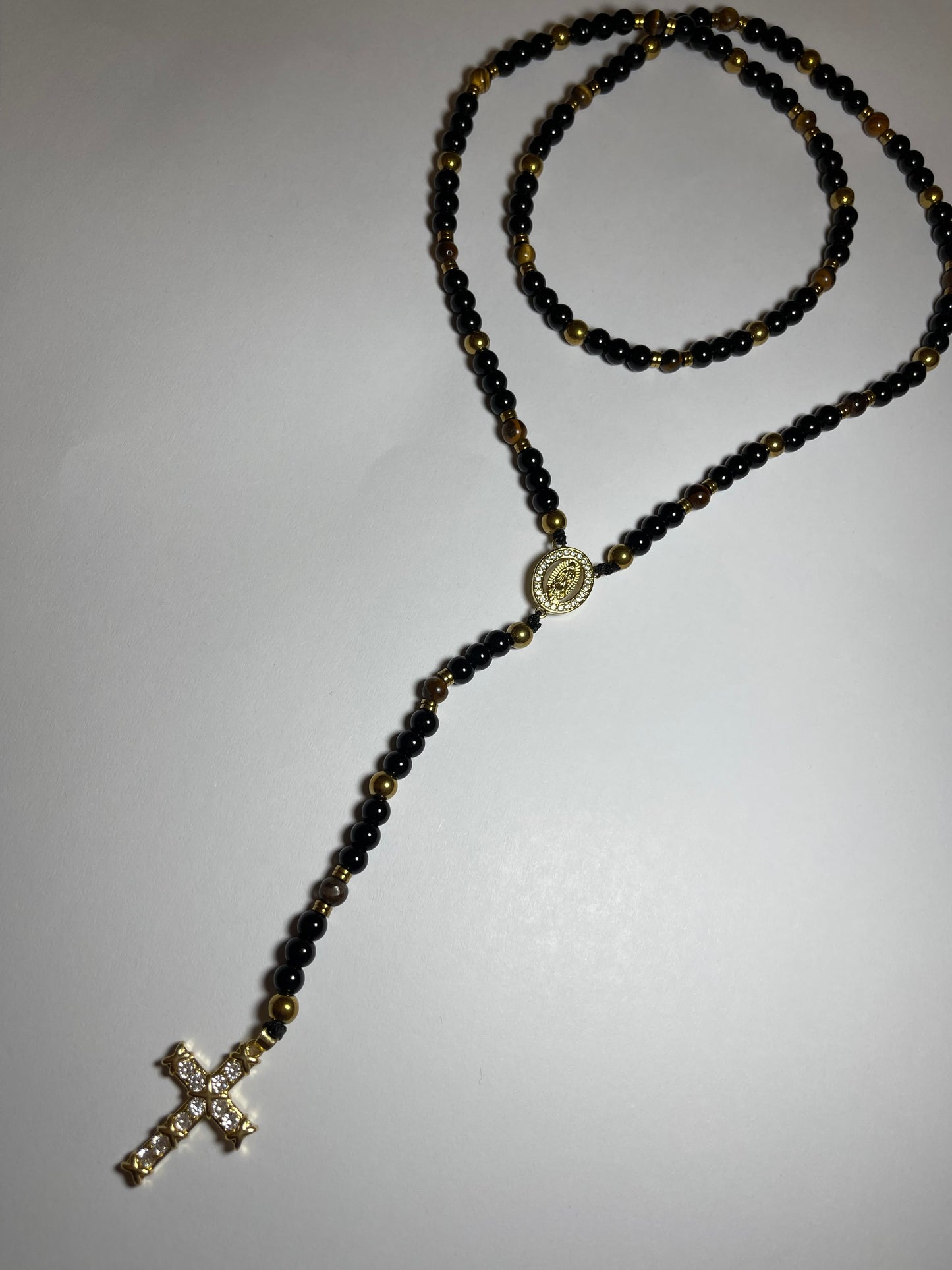 Rosario de ojo de tigre café con hematita dorada con dije de baño de oro 18k
