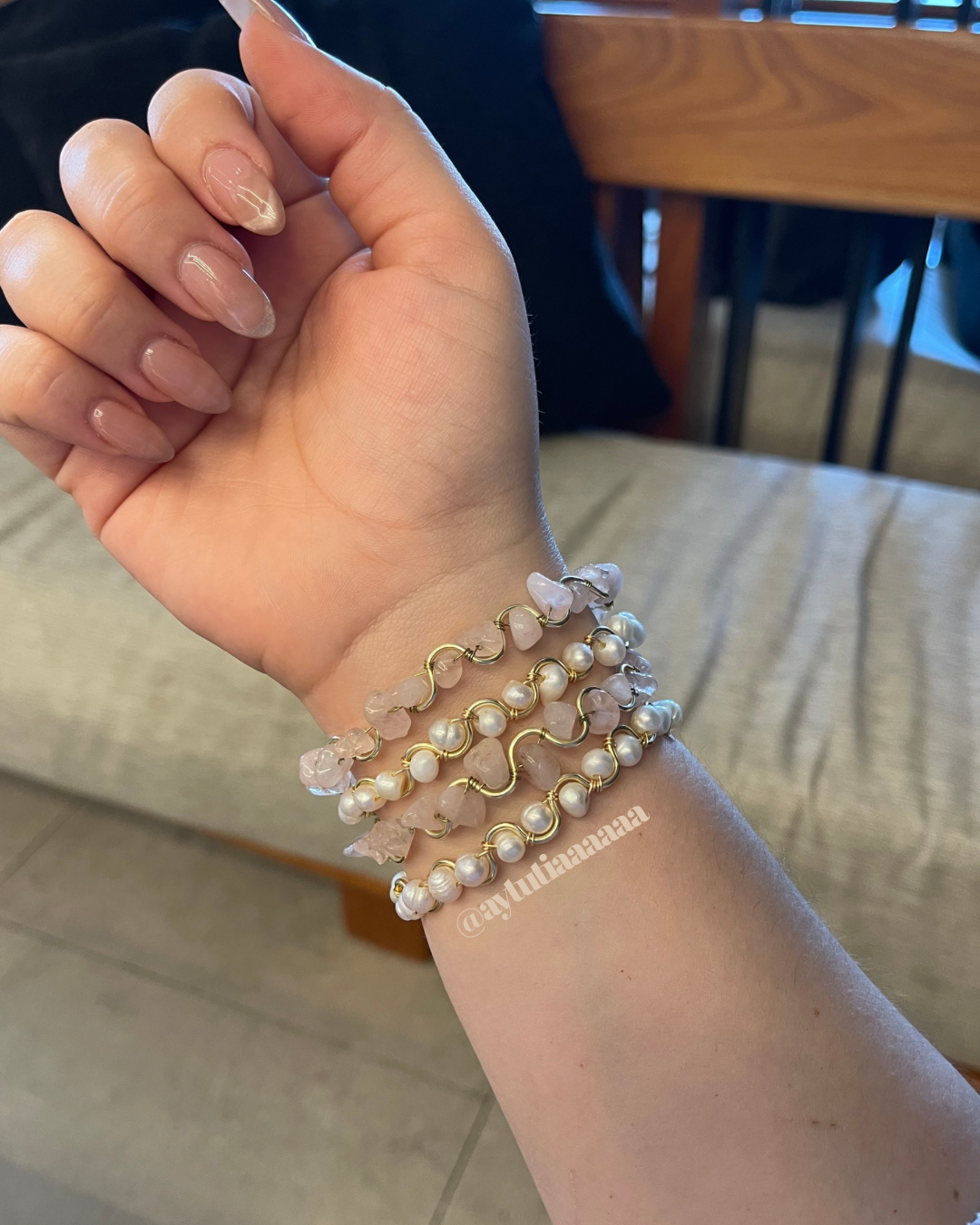 Brazaletes en cuarzo rosa + perla de rio
